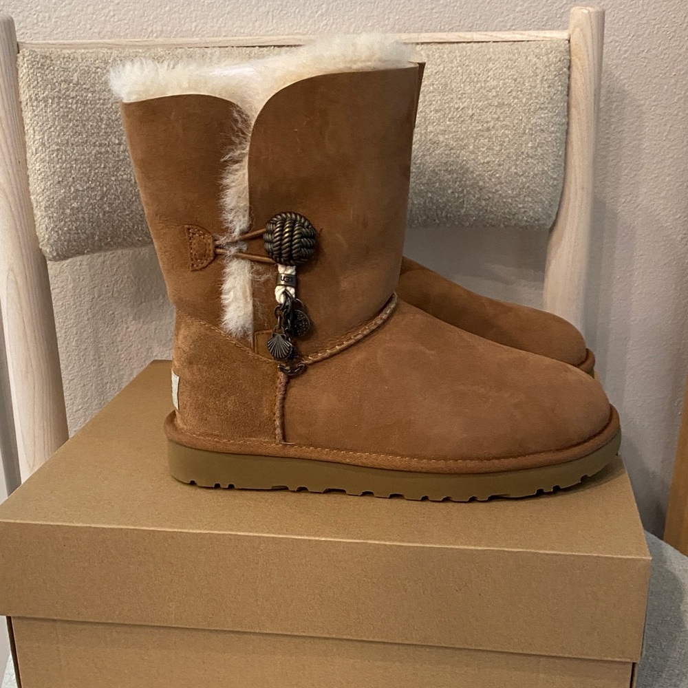 Brand new UGG Briana shearling boots in chestnut size 6